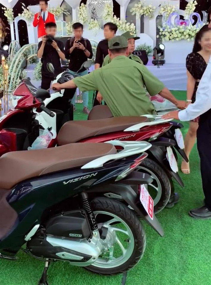 Mới đây, mạng xã hội chia sẻ hình ảnh trong một đám cưới tại Bình Dương, nhà trai chơi lớn khi chuẩn bị xe máy và vàng để gửi tặng khách mời tới tham dự.