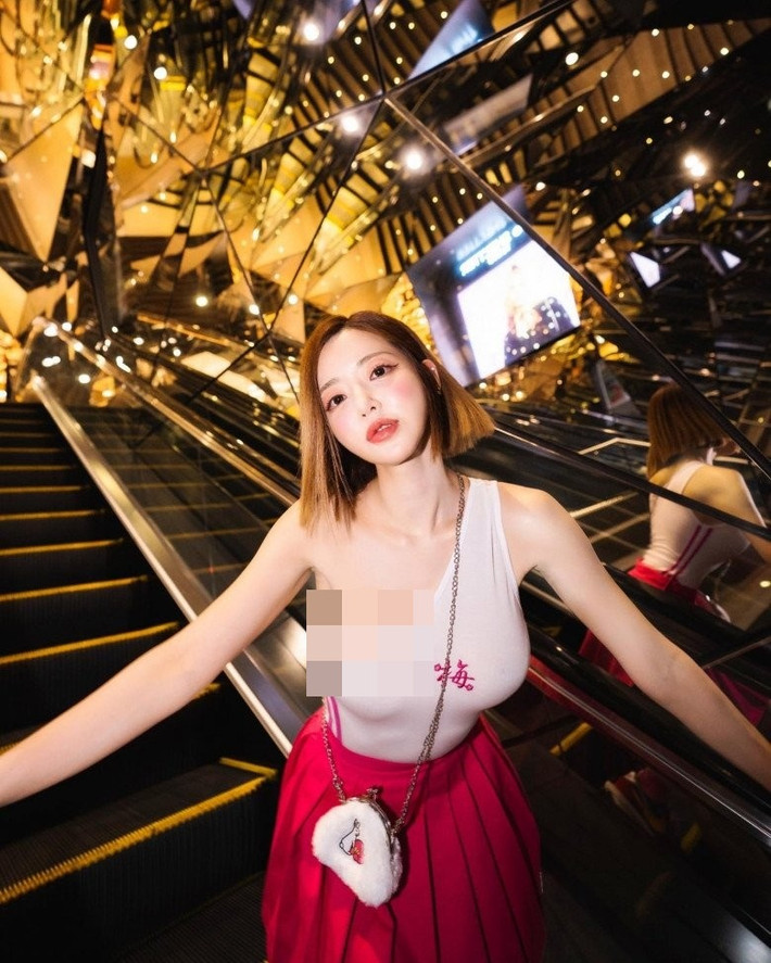 Nữ Dj sở hữu nhan sắc sinh đẹp, đặc biệt là body cực chuẩn khéo khoe qua những điệu nhảy gợi cảm khuấy động không khí ở bất kỳ nơi nào cô xuất hiện.