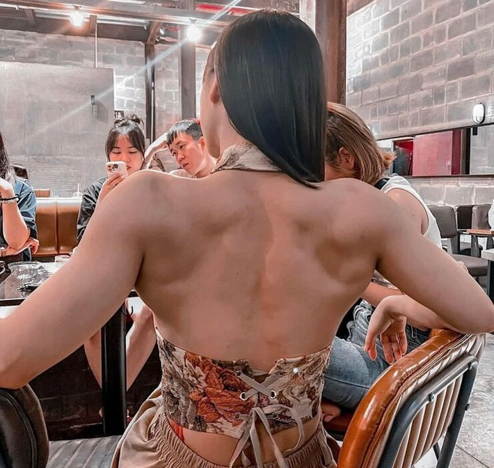 Gymer Nguyên Thi có vóc dáng cơ bắp với phần vai được cư dân mạng ví như đá tảng.