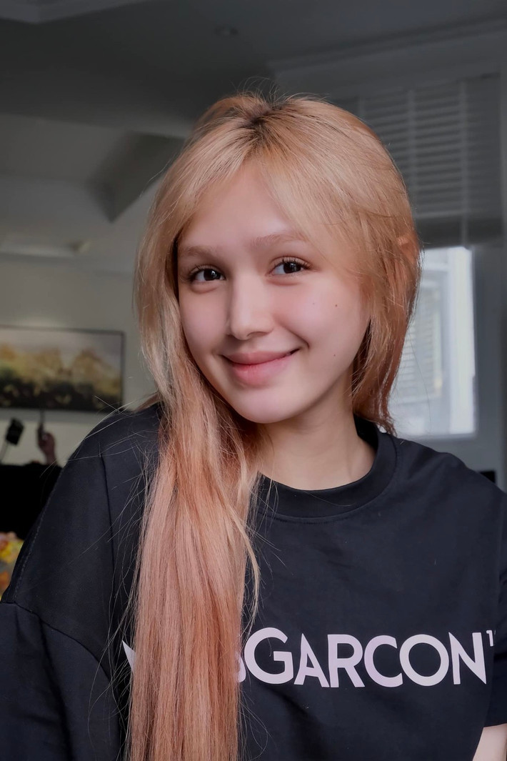 Cô được yêu mến nhờ gương mặt xinh như búp bê.