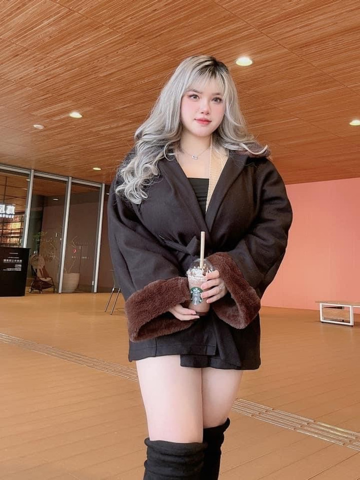 Bộ đồ bơi này của gái xinh ngực khủng khoe khéo vòng một siêu khủng, lâu lắm rồi mới thấy Võ Thị Thu Trang gợi cảm đến thế khi tự tin diện trang phục ôm sát hình thể đẫy đà của mình.