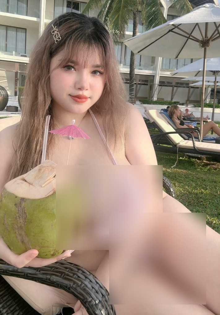 Đáng chú ý nhất là khoảnh khắc Võ Thị Thu Trang khoe vẻ gợi cảm với đồ tắm trong lúc đang thưởng thức dừa tươi.