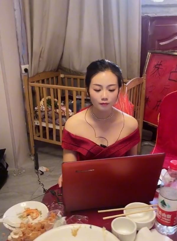 Nhờ hành động thú vị này cô dâu chứng tỏ khả năng xoay sở mọi thứ không ảnh hưởng đến chuyện học tập của mình. Ảnh: Tổng hợp