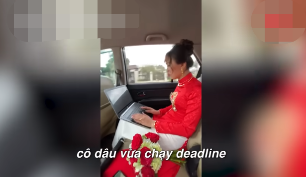 Cô dâu mặc chiếc áo dài đỏ nhưng thay vì nói chuyện với chú rể, nữ chính lại mở laptop tranh thủ làm việc.
