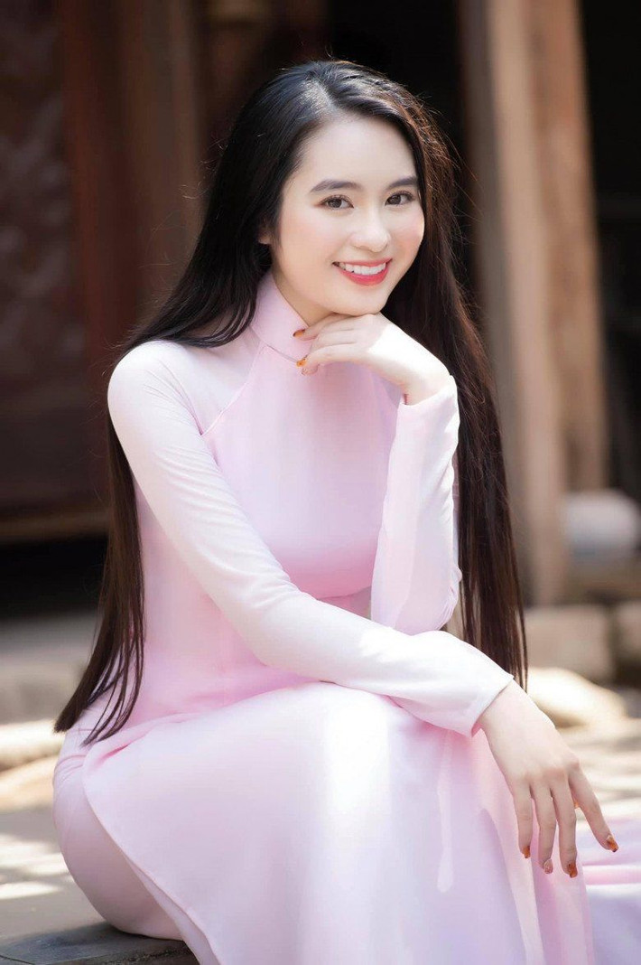 Cô nàng được nhận xét là sở hữu vẻ đẹp mỏng manh tựa sương khói, có nhiều nét hao hao với đại mỹ nhân Trung Quốc.