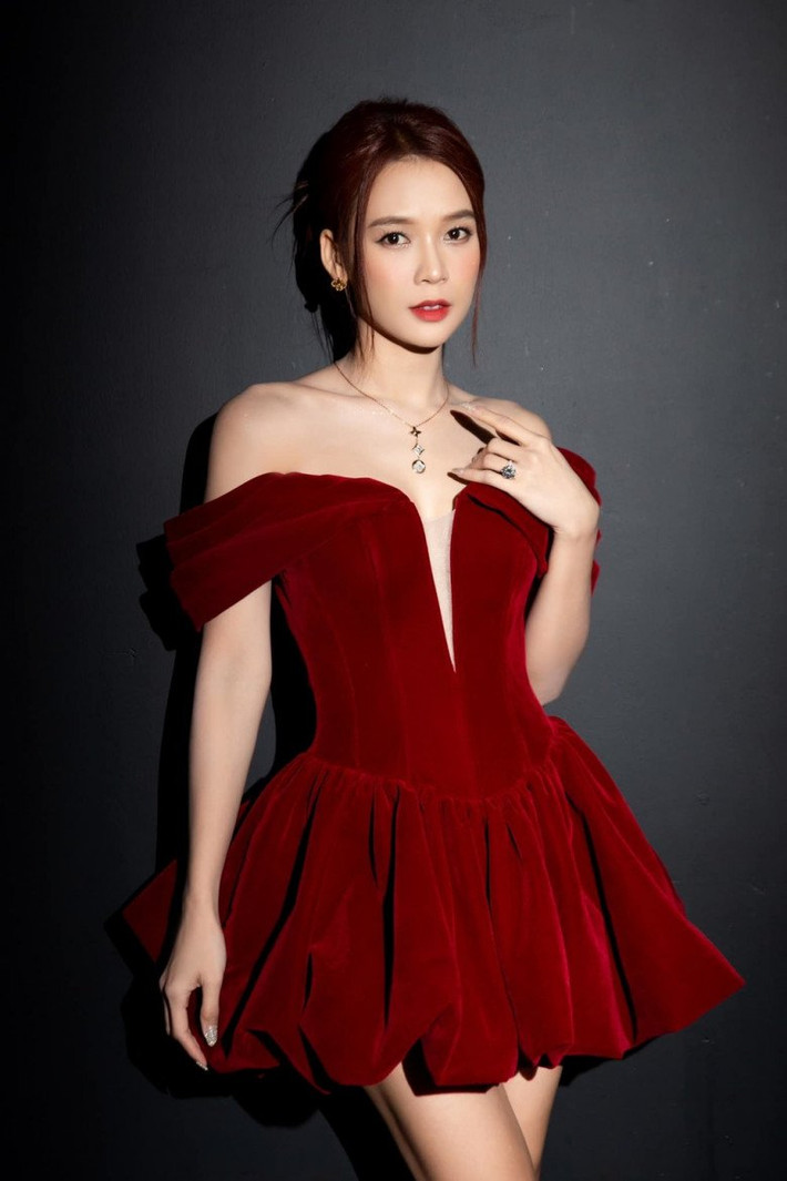 Mới đây khi xuất hiện tại một sự kiện, hot girl Sam có màn khoe dáng ấn tượng trong bộ váy ôm sát đường cong.