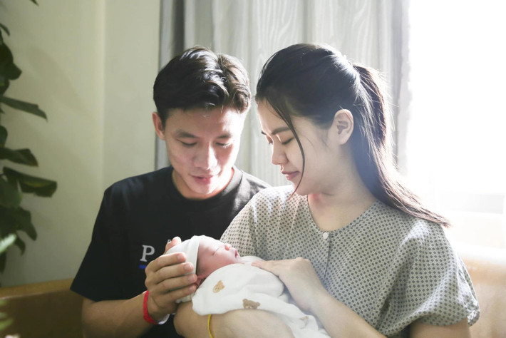 Quế Ngọc Hải từ lâu gắn liền với hình ảnh ông bố của năm, anh không ngần ngại chăm con, phụ vợ việc nhà khiến netizen ngưỡng mộ.