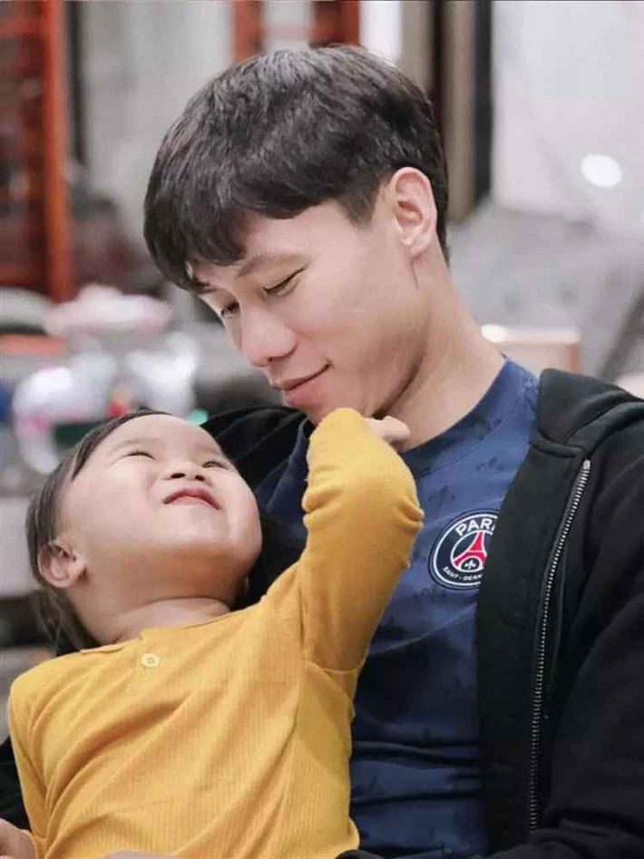 Cầu thủ quê Nghệ An được nhiều người ngưỡng mộ, khen ngợi là "ông bố của năm" khi ân cần chăm sóc con nhỏ.