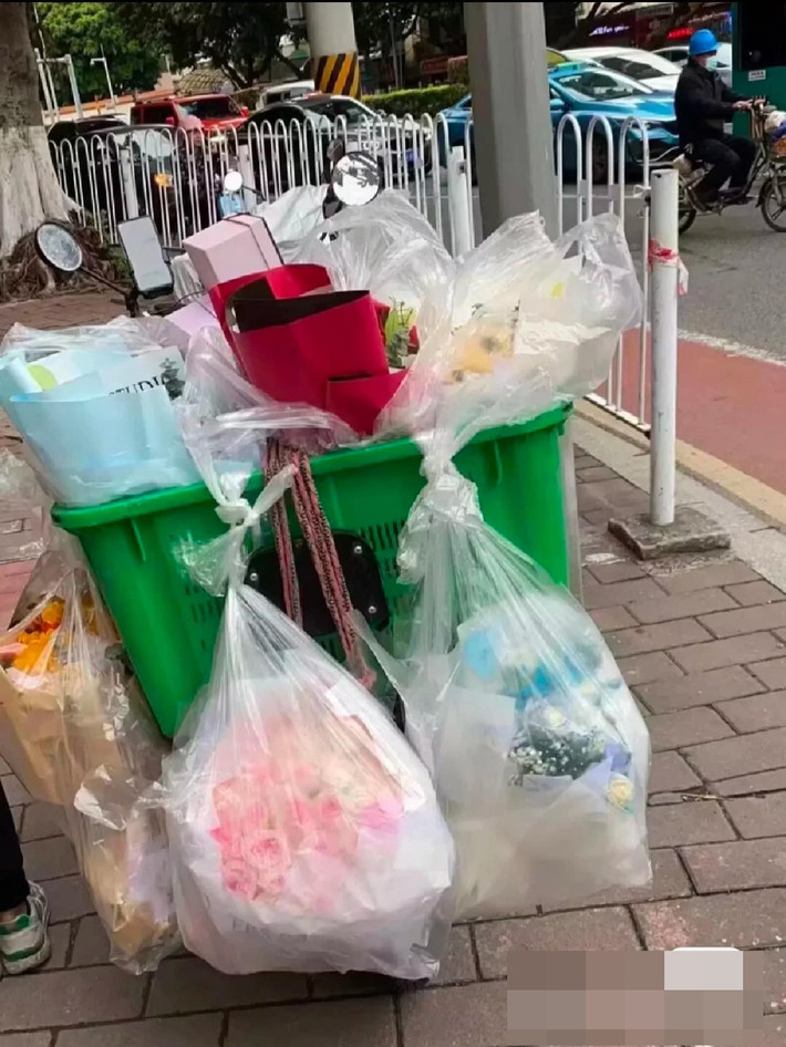 Hình ảnh túi to túi nhỏ những bó hoa được treo xung quanh thùng rác lan truyền rộng khắp MXH.