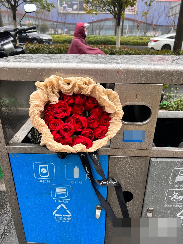 Hoa được bắt gặp khắp mọi nơi, trên mọi thùng rác trong thành phố là hình ảnh quen thuộc năm nào cũng gặp.