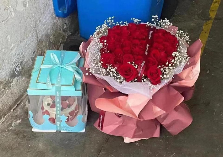 Tuy nhiên vào hậu ngày Lễ tình nhân, tình hình ở các thùng rác luôn khiến nhiều người qua đường bất ngờ, bởi lẽ tại nơi đây chứa đầy ắp những bó hoa tươi, hoa khô đủ loại không ít người ngỡ ngàng.