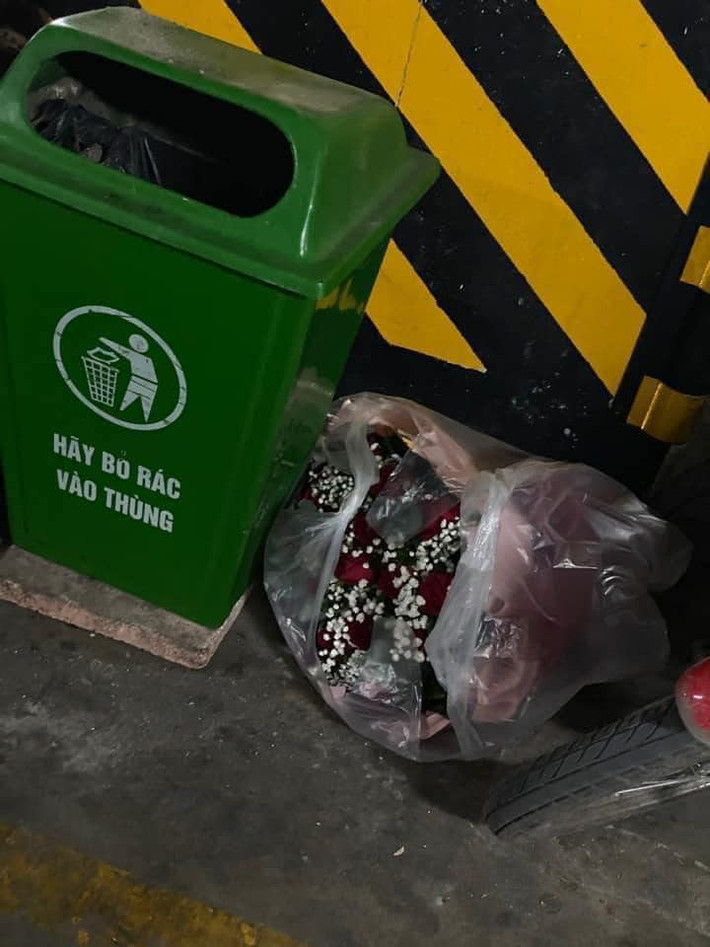 Vào ngày Valentine hàng năm bất kỳ ai tặng một món quà nào cho người mình yêu, người ta đều không quên kèm theo một bó hoa đẹp mắt, đắt tiền tượng trưng cho sự rực rỡ của hạnh phúc lứa đôi.