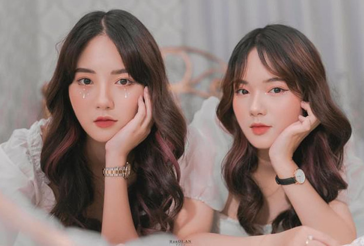 Trước đó những hình ảnh diện áo dài từ thời cấp 3 của Hằng và Nga đều được một số trang tin Trung Quốc đăng tải và dành nhiều lời khen ngợi như: cặp song sinh sở hữu làn da trắng tinh khôi, nét đẹp trong sáng đầy cuốn hút...