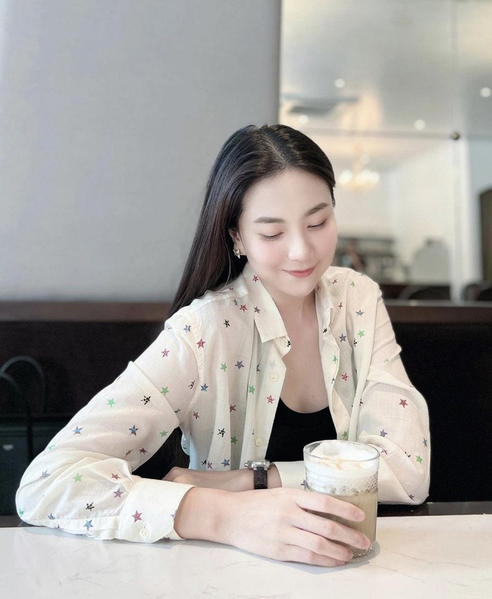 Cô tự tin khoe khéo làn da không chút tì vết sáng mịn như da em bé trong những khung ảnh trên mạng xã hội.