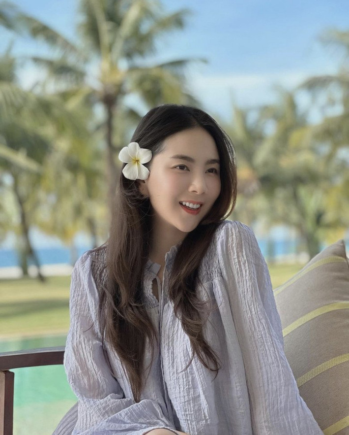Bên cạnh chia sẻ tips dưỡng da, netizen chú ý hơn với làn da sáng bóng, mịn đẹp của nữ MC xinh nhất VTV dù cô phải trang điểm đến 10 tiếng mỗi ngày.