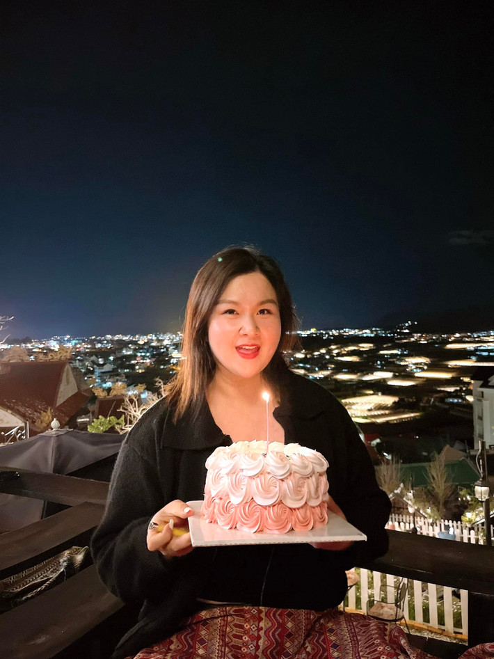Được biết “hot girl trăm ký” từng trải qua 2 lần đại phẫu và 1 lần tiểu phẫu để hút mỡ, tạo hình bụng và bóc mỡ má để có được sắc vóc như ngày hôm nay.