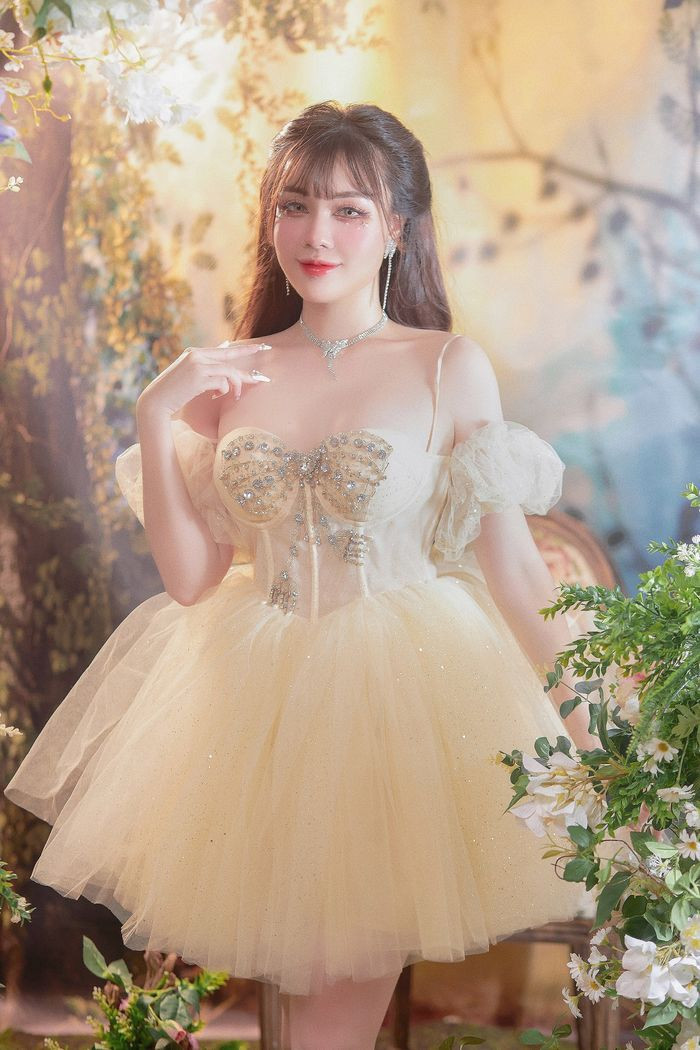 Khoảnh khắc ghi lại, cô giáo hot girl để tóc xõa, trang điểm nhẹ nhàng, diện chiếc váy được thiết kế điệu đà.