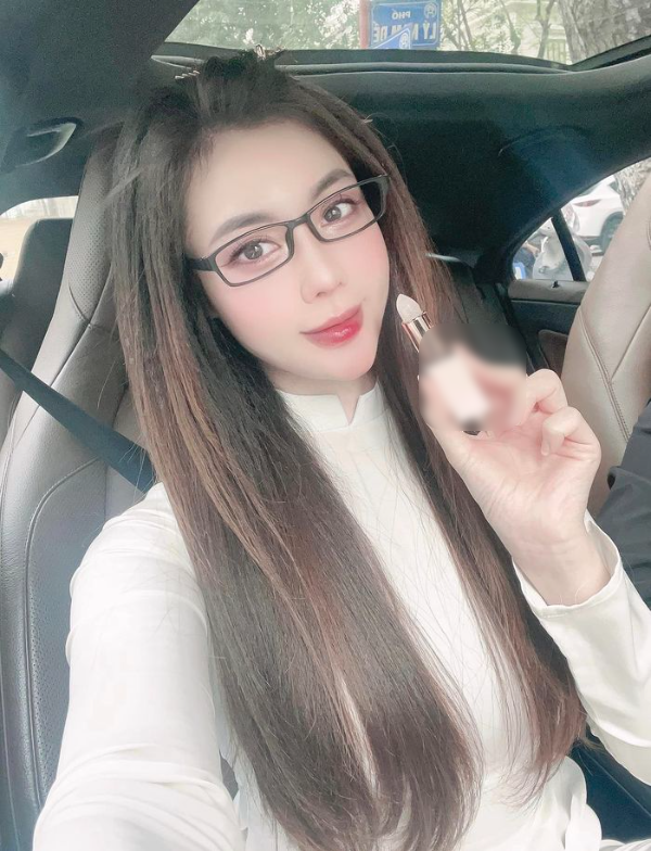 Bức ảnh mới nhất được Âu Hà My đăng tải lên trang cá nhân, giảng viên nóng bỏng của chúng ta đã khoe loạt ảnh thần thái tươi tỉnh.