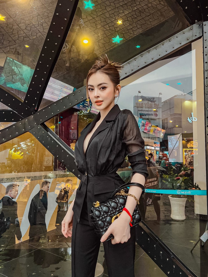 Trên trang cá nhân, hot girl khiến netizen lóa mắt khi khoe những món đồ đắt tiền. Chưa kể, Trang Nemo còn có niềm đam mê với kim cương và siêu xe. Ảnh: FBNV