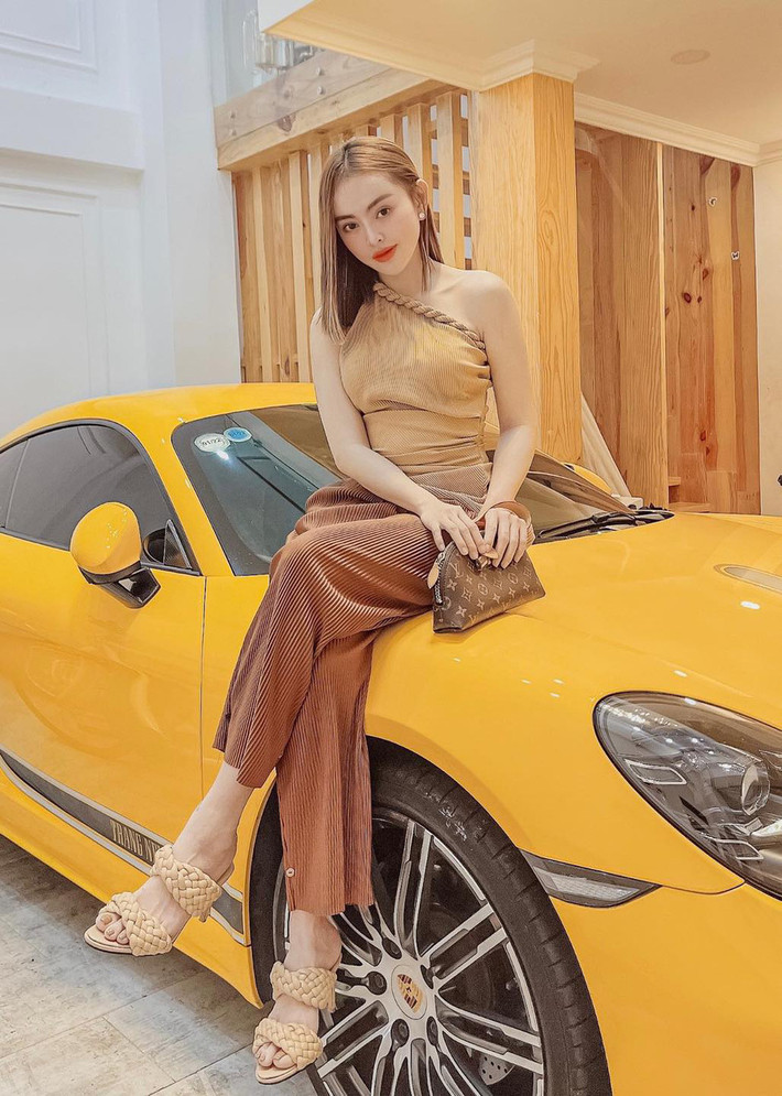Thời điểm chưa "đụng chạm dao kéo", nhan sắc của Trang Nemo không quá nổi bật. So sánh hình ảnh trong quá khứ và hiện tại có thể thấy khác biệt hoàn toàn.
