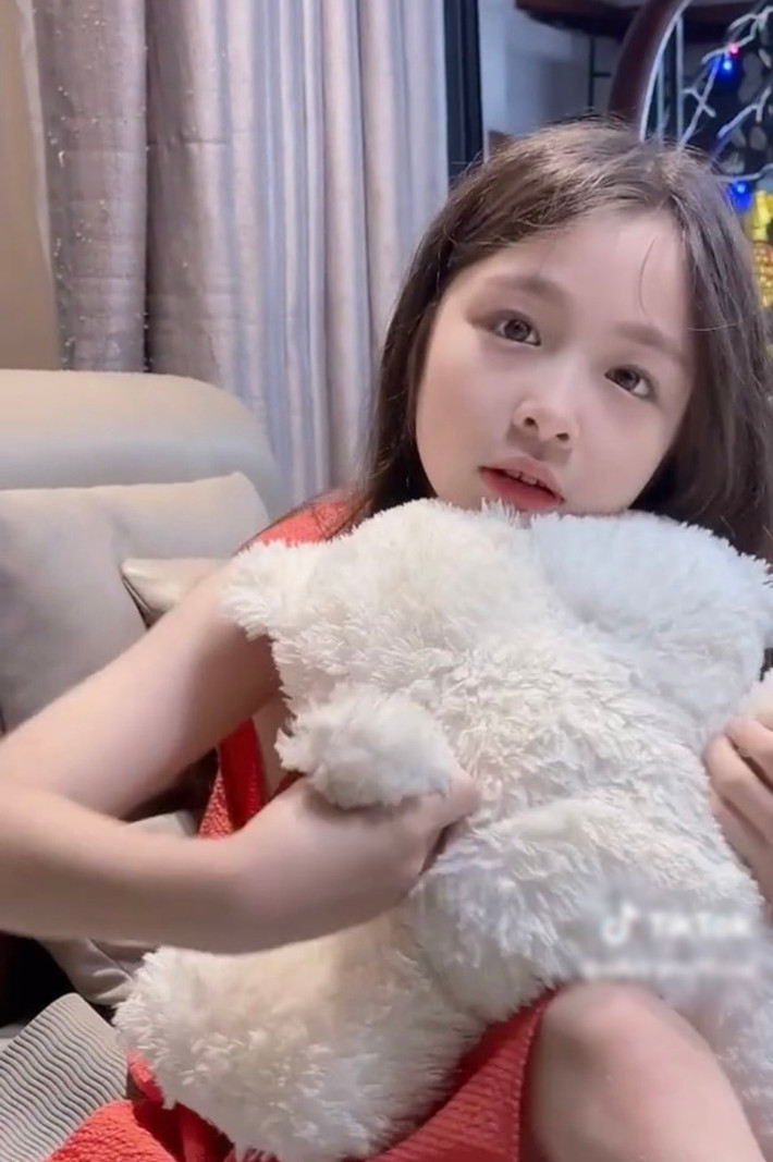 Mới đây khoảnh khắc Cadie Mộc Trà ôm khư khư con gấu bông có mùi của mẹ để cảm giác luôn có mẹ bên cạnh thu hút sự quan tâm của cư dân mạng.