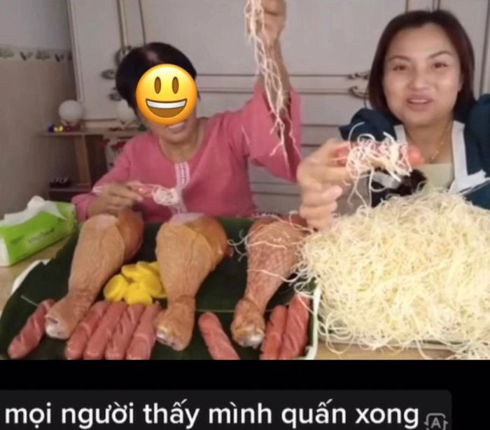 Cụ thể, khi đang chuẩn bị ăn xúc xích kết hợp cùng các sợi phô mai dây cô nàng liền thản nhiên hỏi mọi người có tưởng tượng ra cái gì không. Đặc biệt, Quỳnh Trần JP còn "cấm" mọi người không được nghĩ bậy.