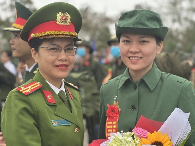 Cô gái Triệu Thị Thúy (sinh năm 1998, Thừa Thiên - Huế) cũng trở thành nữ tân binh duy nhất của tỉnh xung phong viết đơn tình nguyện nhập ngũ và đủ điều kiện tham gia quân đội.