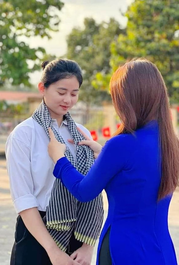 Được biết trong gia đình cô nàng có ông và mẹ đã và đang phục vụ trong quân đội.