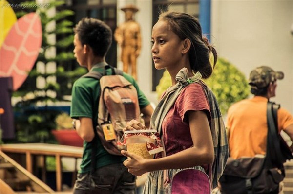 "Cô bé ăn xin" này may mắn lọt vào ống kính của nhiếp ảnh gia Topher Quinto Burgo. Anh bị cuốn hút bởi vẻ đẹp trong sáng, đầy giản dị của cô đang mặc trên người bộ đồ cũ kỹ, lem luốc.