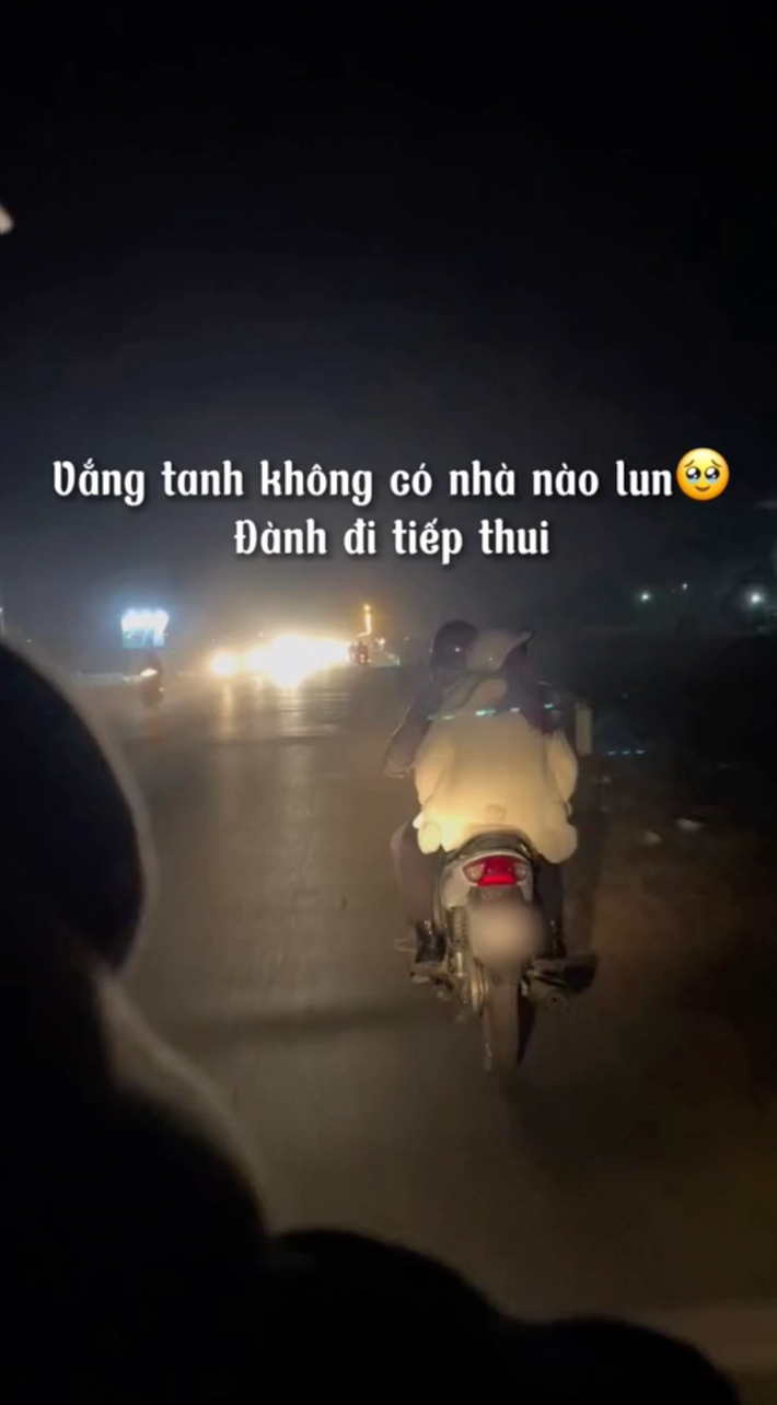 Sau khi trào lưu "Đi theo người lạ và cái kết" lan truyền rộng rãi, nhiều cư dân mạng để lại bình luận trái chiều, người ủng hộ người lại phản đối.