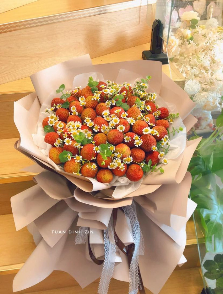 Bó hoa quả vải vừa xinh đẹp vừa thiết thực như thế này chắc hẳn sẽ tạo được ấn tượng rất tốt. Ảnh: Tuan Dinh Zin