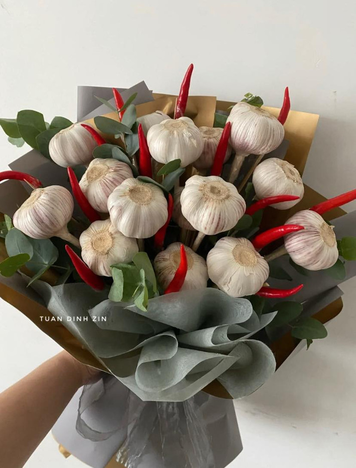 Những bó hoa độc lạ được làm từ bánh kẹo, đồ ăn, hoa quả và cả tiền cũng "lên ngôi" trong dịp Valentine 14/2. Ảnh: Tuan Dinh Zin