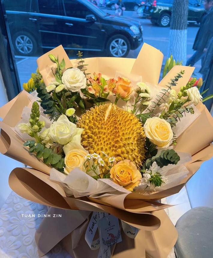 So với hoa tươi, giá của một bó hoa làm từ trái cây thường đắt hơn từ vài trăm nghìn đồng trở lên, vì khách hàng thường chọn những loại hoa quả nhập ngoại, vừa đẹp vừa chất lượng để bó hoa thêm phần bắt mắt. Ảnh: Tuan Dinh Zin