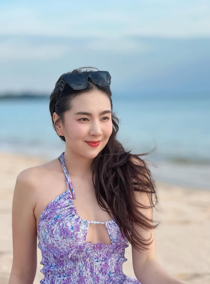 Mặc dù diện trang phục có phần thiếu vải thế nhưng nó vẫn đủ che chắn được thân hình gợi cảm đồng thời tôn được những điểm mạnh hình thể nhất định của nữ MC VTV.