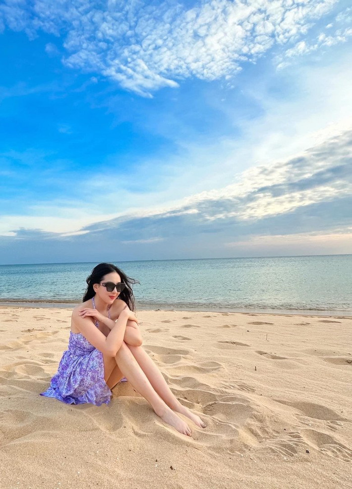 Mai Ngọc khoe vẻ đẹp xinh tươi, mái tóc được xoã tự nhiên cùng lối trang điểm tự nhiên giúp cô bùng nổ sắc đẹp trong mọi khung hình.