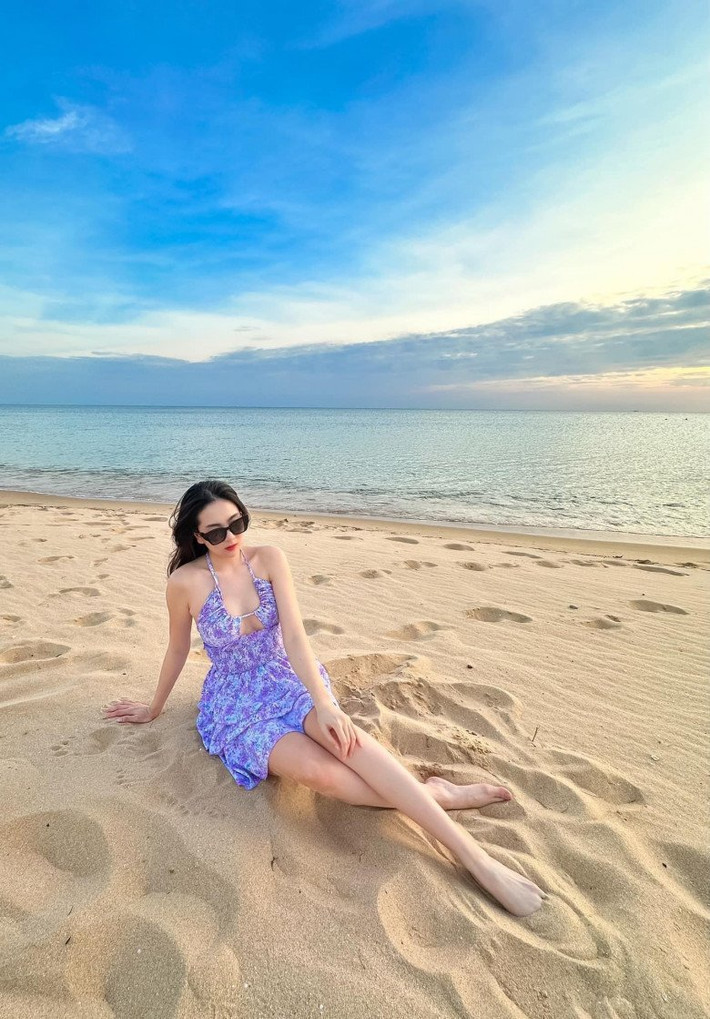 Trong chuyến du xuân đầu năm mới tại bãi biển Phú Quốc "nữ MC xinh nhất VTV" khoác lên người chiếc đầm dây khoét ngực ít vải, tạo dáng quyến rũ bên bờ biển.