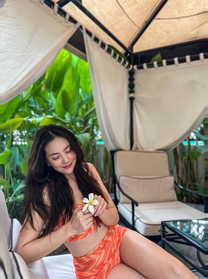 Được biết, cô cao 1m72 với cân nặng 54kg. Điều này có được là nhờ nỗ lực chăm sóc bản thân toàn diện của người đẹp.