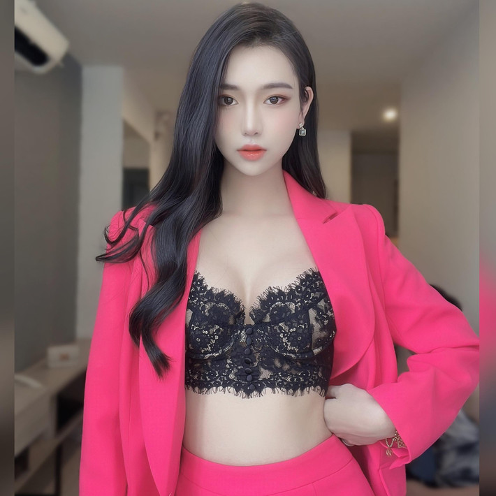 Vòng một bốc lửa của Hà Anh không thua kém các chị em đình đám trong giới showbiz. Ảnh: FBNV