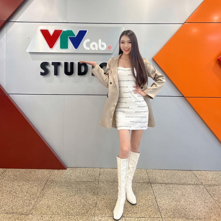 Nữ MC VTV là một biên tập viên đang công tác tại Đài truyền hình VTVcab. Giống như bao nàng MC/BTV khác, tính chất công việc đòi hỏi cao về ngoại hình, phong cách thời trang mà cô phải đáp ứng.