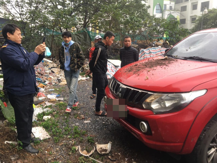 Nguyên nhân khiến kính ô tô nứt vỡ đến từ giỏ hoa từ trên cao rơi xuống, vô tính trúng xe đang đỗ ở dưới, tạo nên cảnh tượng đau lòng này. Ảnh: Manh Hoàng OFFB