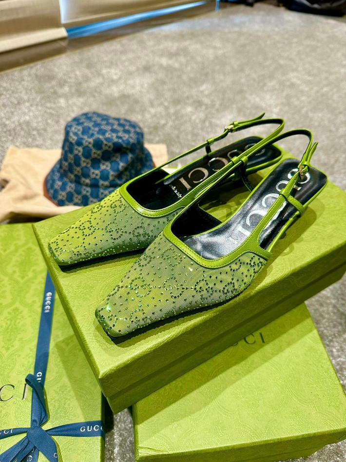 Đôi giày Gucci slingback màu xanh nổi bật được bán ở mức 1.190 USD (hơn 28 triệu đồng).