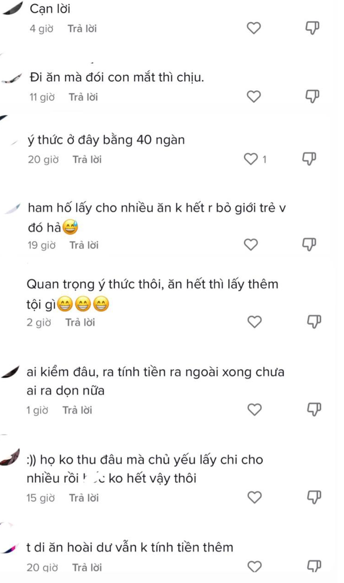 Dưới clip phần lớn cư dân mạng tỏ ra phẫn nộ với hành động này, cho rằng mọi người nên cân đối lượng thức ăn để không lãng phí.