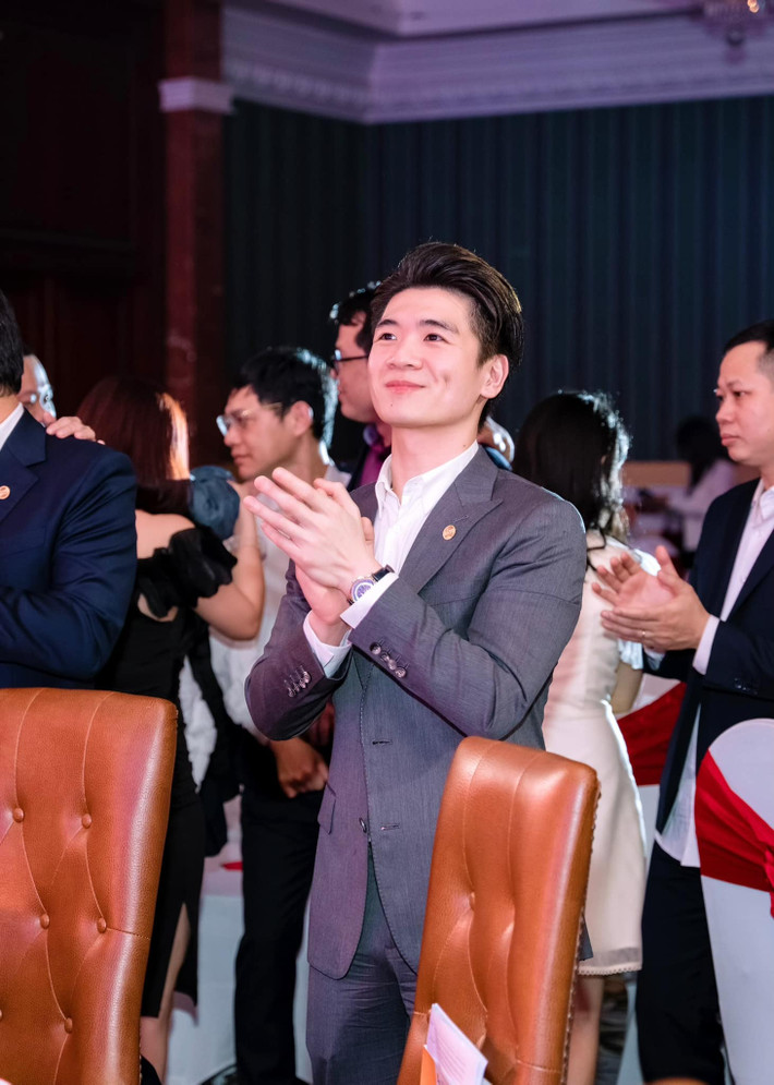 Cách đây không lâu, anh được bổ nhiệm làm cổ đông Hội đồng quản trị trong doanh nghiệp của gia đình, khẳng định được độ giàu có, giỏi giang của ông bố trẻ.