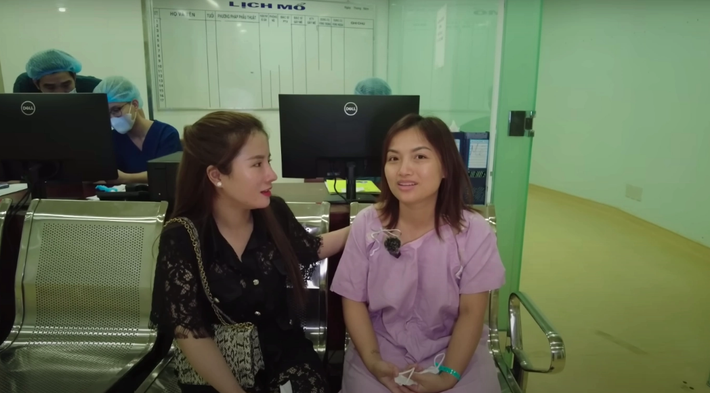 Trong quá trình phẫu thuật thẩm mỹ, Quỳnh Trần JP được người bạn thân là Bà Nhân Vlog chăm sóc tận tình.