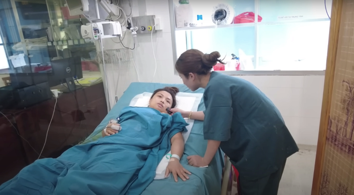 Sau khi nổi tiếng và lấn sân làm kinh doanh, mới đây nữ Youtuber quyết định cắt bọng mắt trên và dưới để kéo phần da xung quanh mắt ra cho đỡ già và can thiệp vòng 1.