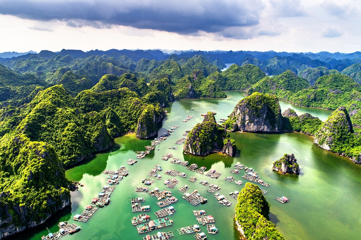 Vịnh Lan Hạ, nằm cách Hà Nội khoảng 30 km về phía Đông Bắc, là một điểm đến du lịch tuyệt vời mà ít người biết đến. Với vẻ đẹp hoang sơ và không gian yên tĩnh, Vịnh Lan Hạ là một ốc đảo nằm giữa hồ Quan Lạn và hồ Long Hạ, tạo nên một không gian hài hòa giữa núi rừng và biển cả.