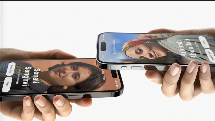 1. NameDrop: Tính năng mới này của iOS 17 cho phép chia sẻ thông tin liên hệ bằng cách đưa iPhone lại gần nhau hoặc đặt iPhone và Apple Watch lại gần nhau.