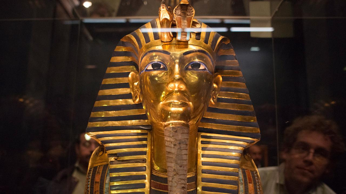 Các bức tượng và bức tranh với hình ảnh của Tutankhamun thường thể hiện một hình dạng lý tưởng và tôn vinh, không phản ánh đúng diện mạo thực tế của ông.