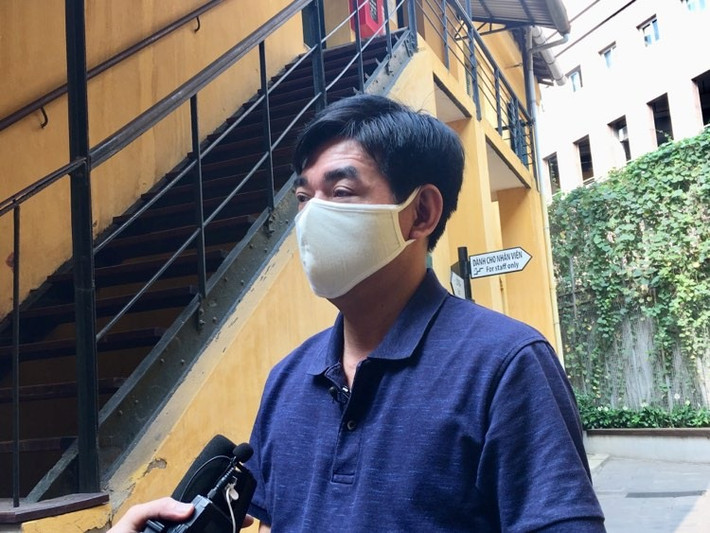 Theo ông Đặng Văn Biểu – Phó Ban quản lý Nhà tù Hỏa Lò cho biết, “Ngày từ thời điểm đầu khu di tích nhà tù Hỏa Lò đã chủ động phun thuốc và kháng khuẩn toàn bộ trong và ngoài khuôn viên. Ngoài ra còn phát khẩu trang miễn phí, xịt cồn và hướng dẫn khách đến thăm quan tại đây…