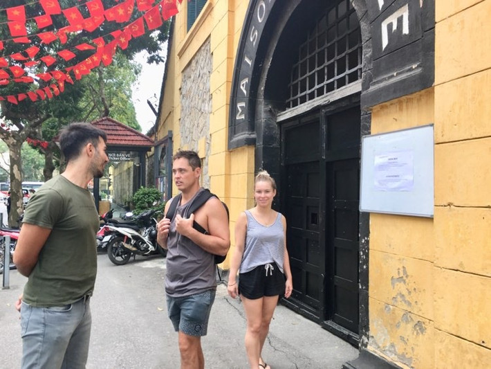 Tại Di tích Nhà tù Hỏa Lò cũng thông báo tạm dừng phục vụ khách thăm quan để phun thuốc khử trùng. Khách Tây thẫn thờ khi không được vào thăm quan di tích nổi tiếng.